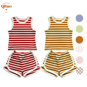 Set di abbigliamento per bambini di qualità per bambini estivi con canotta <span class=keywords><strong>e</strong></span> pantaloncini da Waffle personalizzati a righe rosse <span class=keywords><strong>e</strong></span> bianche - Product Image 1