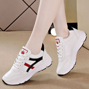 Le Sneakers Bianche Definitive: Traspiranti, Leggere e Abbinabili a Tutto - Scarpe Senza Sforzo - Product Image 1