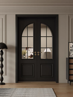 Porte en bois à charnières de style médiéval, peinture noire, lignes profondes, style Mid-Century, double porte avec verre dépoli et ligne arquée