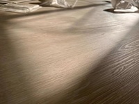 Piso de PVC de Diseño Moderno Grano de Plástico Vinílico SPC para Interiores a Prueba de Agua de 2 mm Instalación con Sistema de Clic