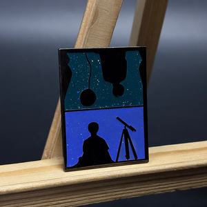 شارات بالمينا الصلبة بالليزر بتصميم إبداعي مخصص وشارات دبوس طية صدر من النحاس الأصفر والذهب والمعدن - Product Image 1