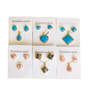 ชุดเครื่องประดับสแตนเลสสตีลสไตล์โบฮีเมียนย้อนยุคสำหรับผู้หญิง สีทองประดับเทอร์ควอยซ์ รูปทรงเรขาคณิต หยดน้ำ ดอกไม้ หัวใจขนาดใหญ่ ต่างหูและสร้อยคอ - Product Image 1