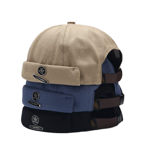 売れ筋新作 カスタム ブリムレス ベースボールキャップ メタルロゴ入り サイド ヒップホップスタイル バイザーなし 卸売 - Product Image 1