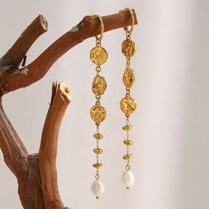 Pendientes Largos de Estilo Vintage con Piedras Naturales y Perlas, Acero Inoxidable con Baño de Oro de 18K y Textura Martillada para Mujer - Product Image 1
