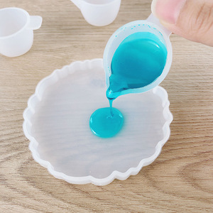 Mini-gobelet en <span class=keywords><strong>silicone</strong></span> pour mélange et distribution de résine époxy, idéal pour la création de bijoux et l'artisanat en résine - Product Image 2