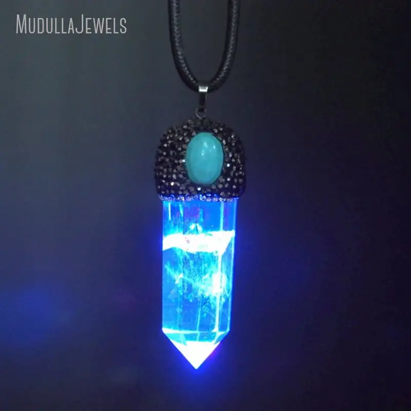 NM45692 Raw Clear Quartz Crystal Point Sechseck Prisma Anhänger mit Strass gepflastert LED Light Up Leder Halskette