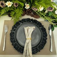 Assiettes de présentation noires en plastique de 13 pouces, style européen vintage, décorées, pour hôtels, mariages et réceptions