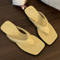 Léger été plat bout carré plage tongs polyvalent nouveau Style anti-dérapant décontracté respirant sandales imperméable caractéristique