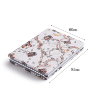 Cermin rias saku berbahan kulit, kaca, dan berlian imitasi, dengan sablon sublimasi, produksi pabrik China.