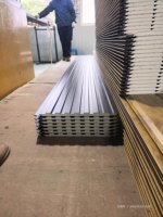 Panneau mural sandwich extérieur en acier Alu-Zinc prépeint avec âme en PU, résistant au feu, imperméable et écologique pour maison modulaire et mini-maison