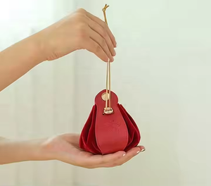 Luxuriöse Professionelle Moderne Einfache Rote Samt-PU-Leder Hochzeits-Geschenktasche mit Geprägtem Muster Goldener Kordelzug Druckknopf Süßigkeitentasche - Product Image 6