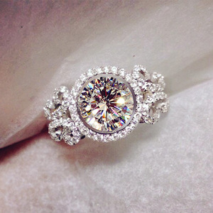 Anello Elegante di Lusso a Forma Rotonda, Accessorio di Moda per Donne, Ideale per Serate, Balli e Uso Quotidiano - Product Image 2