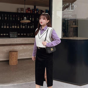 Gilet tricoté à col en V Runqi pour femme, grande taille, style preppy, blanc, noir, caramel, fibre acrylique N8496 - Product Image 1