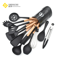 Nouveau design accessoires de cuisine 13 pièces ensemble d'ustensiles de cuisine en Silicone avec support en plastique en forme de cœur et poignée en bois