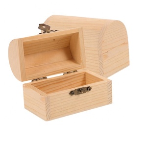 Coffre au trésor <span class=keywords><strong>pirate</strong></span> en bois brut, disponible en différentes tailles et styles, parfait pour le rangement, les projets de bricolage et la décoration - Product Image 1