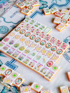 Juego de Fichas de Mahjong Americanas Rosa Mariposa Ángel, 160 Piezas de Acrílico, Grabado Jardín de Rosas, con Tapete de Regalo - Product Image 6