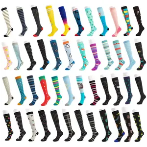 Kaus kaki olahraga selutut motif Logo kustom pria kaus kaki olahraga antilembap stoking medis bersepeda 20-30mm Hg kaus kaki kompresi suster