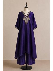 Ensemble de cordons en soie violette élégants et brodés pour femmes, avec un travail Aari dense et complexe sur le col et les manches, design indien festif - Product Image 2