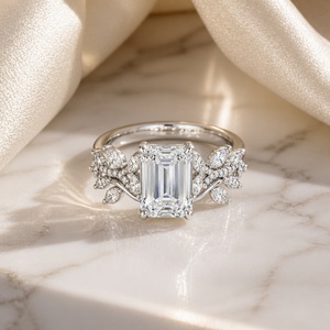 Nuevo Anillo de Compromiso de Plata de Ley 925 con Tres Piedras de Moissanita, Corte Esmeralda y Baguette, 2026 - Product Image 2