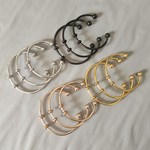 أساور مفتوحة من الفولاذ المقاوم للصدأ عيار 18 من الذهب ، مجوهرات أنيقة خالية من التشويه مع كرات لولبية ، هدايا من الخرز غير الباهت - Product Image 2