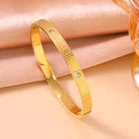 Bracelet jonc tendance en acier inoxydable plaqué or 18 carats avec fermoir manchette, motif zircon à carreaux, personnalisable avec logo, pour femme