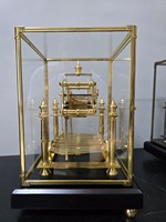Horloge de table mécanique à mouvement à billes oscillantes Congreve en laiton poli 12s de nouvelle conception avec base standard