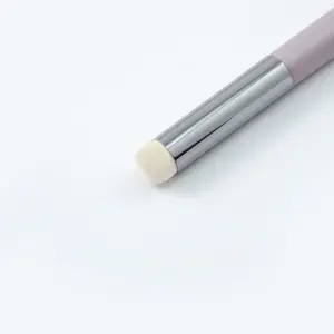 1 buah kuas Concealer daya tunggal di bawah mata Mini sudut datar atas menampilkan wanita kuas kontur hidung aplikator lipstik