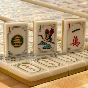 Set <span class=keywords><strong>da</strong></span> Mahjong di Lusso Americano OEM con 160 Tessere in Acrilico e Tavolo <span class=keywords><strong>da</strong></span> Gioco Portatile per Giocatori di Mahjong - Product Image 1