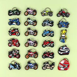 Porte-clés en PVC 2D sur le thème des motos, vente en gros de porte-clés personnalisés avec des designs de casques de moto de course, accessoires pour sacs, cadeaux - Product Image 1
