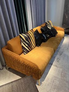 Sofá Italiano de Lujo Ligero en Cuero Naranja Esmerilado, Sofá Creativo Moderno y Sencillo para Sala de Estar de Villa, Sofá de Alta Gama con Patas Metálicas - Product Image 3