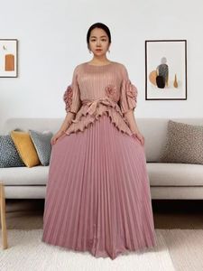 Abito Lungo <span class=keywords><strong>da</strong></span> Donna con Maniche in Tessuto Lucido e Fiori Artificiali, Taglie Forti, Stile Miyaki con Orlo Plissettato e Volant - Product Image 4