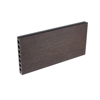 Planche de terrasse WPC à grain de bois 3D en relief RTS004 pour usage en génie civil, 25x140x300mm en stock.