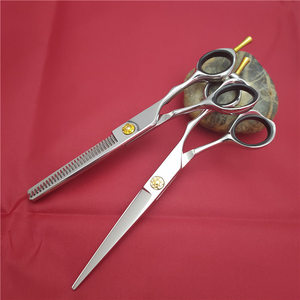 Tijeras de entresacar personalizables de 6 pulgadas, acero inoxidable 440C, para diestros, con mango dorado y una sola pieza. - Product Image 4