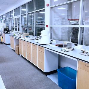 โต๊ะปฏิบัติการในห้องปฏิบัติการโครงสร้างเหล็กเต็มรูปแบบพร้อมท็อปเรซินฟีนอลิก เฟอร์นิเจอร์ห้องปฏิบัติการ - Product Image 5