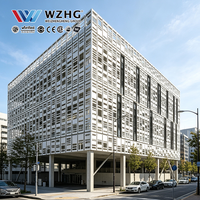 Bâtiment de stationnement en structure acier de grande envergure avec barrières pour véhicules et accès par escalier pour parkings commerciaux à plusieurs étages