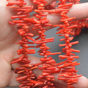 Perle di Corallo Rosso Tinto a Forma Irregolare Lunga e Sottile per Creazione di Gioielli, Collane e Bracciali - Product Image 5