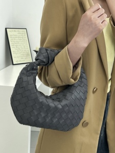 Shopping <span class=keywords><strong>Online</strong></span> dalla Cina a Prezzi Scontati Nuovi Articoli <span class=keywords><strong>di</strong></span> <span class=keywords><strong>Moda</strong></span> Estivi Mini Borsa a Mano in Tessuto PU Intrecciato a Mano da Donna - Product Image 6