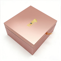 Boîte en papier rigide à couvercle rabattable personnalisée, impression couleur spot, logo en relief, insert en mousse EPE pour l'emballage de coffrets cadeaux cosmétiques