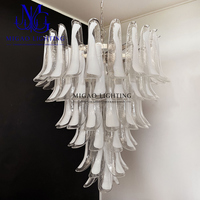 Lustre médiéval français de luxe, pendentif en verre transparent dégradé blanc fait main en forme de pétale, suspension métallique, pour plafond haut de duplex ou loft
