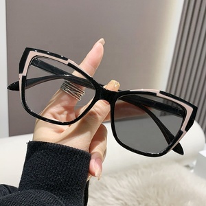 Afrique Vente à chaud en usine <span class=keywords><strong>Prix</strong></span> de gros Montures optiques œil de chat <span class=keywords><strong>Transition</strong></span> Lunettes photochromiques anti-lumière bleue pour femmes - Product Image 3