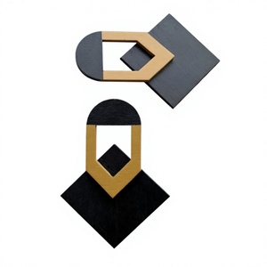 Boucles d'oreilles créoles géométriques classiques pour femmes, élégantes, en alliage plaqué or, tendance, fantaisie, pour fêtes et mariages, bijoux de mode, couleur noir et or - Product Image 1