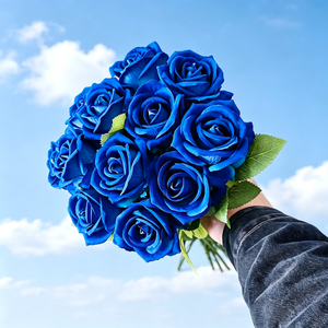 <span class=keywords><strong>Rosas</strong></span> de Seda de Terciopelo Hechas a Mano Baratas de Fábrica LUYI-Honghua, <span class=keywords><strong>Rosas</strong></span> Azules Polvorientas <span class=keywords><strong>con</strong></span> Tallo para Graduación y Día de la Madre - Product Image 1
