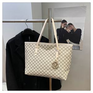 Sac à main bandoulière de luxe pour femme, modèle M, imperméable, doublure en PVC, fermeture éclair, design tendance, chaîne d'épaule - Product Image 3