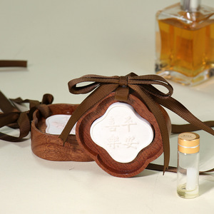 Diffuseur de parfum pour voiture, maison et armoire, en bois gravé avec le logo Peace And Joy, parfum longue durée. - Product Image 1