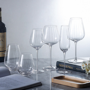 Gobelet à vin <span class=keywords><strong>rouge</strong></span> <span class=keywords><strong>et</strong></span> blanc en <span class=keywords><strong>verre</strong></span> cristal fait main, design nordique rayé exquis, style européen, idéal pour les cadeaux - Product Image 4