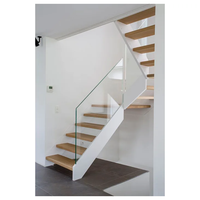 Escalier moderne en métal droit avec double rampe et garde-corps en verre