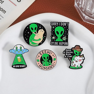 Platillo volador verde americano europeo Original, vaca alienígena para Joker, broche de Metal grabado en níquel negro, insignia, accesorios de ropa - Product Image 3