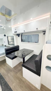 Caravane tout-terrain ECO-19 de 19 pieds 4x4 avec suspension indépendante, lit queen-size et cuisine extérieure - Product Image 5