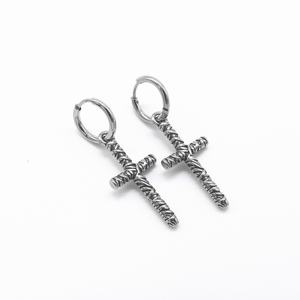 Aros Huggie para Hombre, Acero Inoxidable 316L Hipoalergénico, Diseño Trenzado con Cruz, Estilo Vintage Punk Gótico - Product Image 3