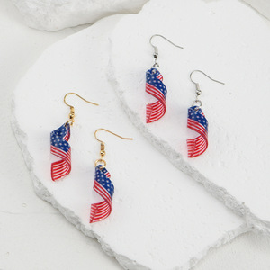 Pendientes acrílicos en espiral con bandera americana, ganchos dorados y plateados, joyería unisex, verano 2024 - Product Image 2